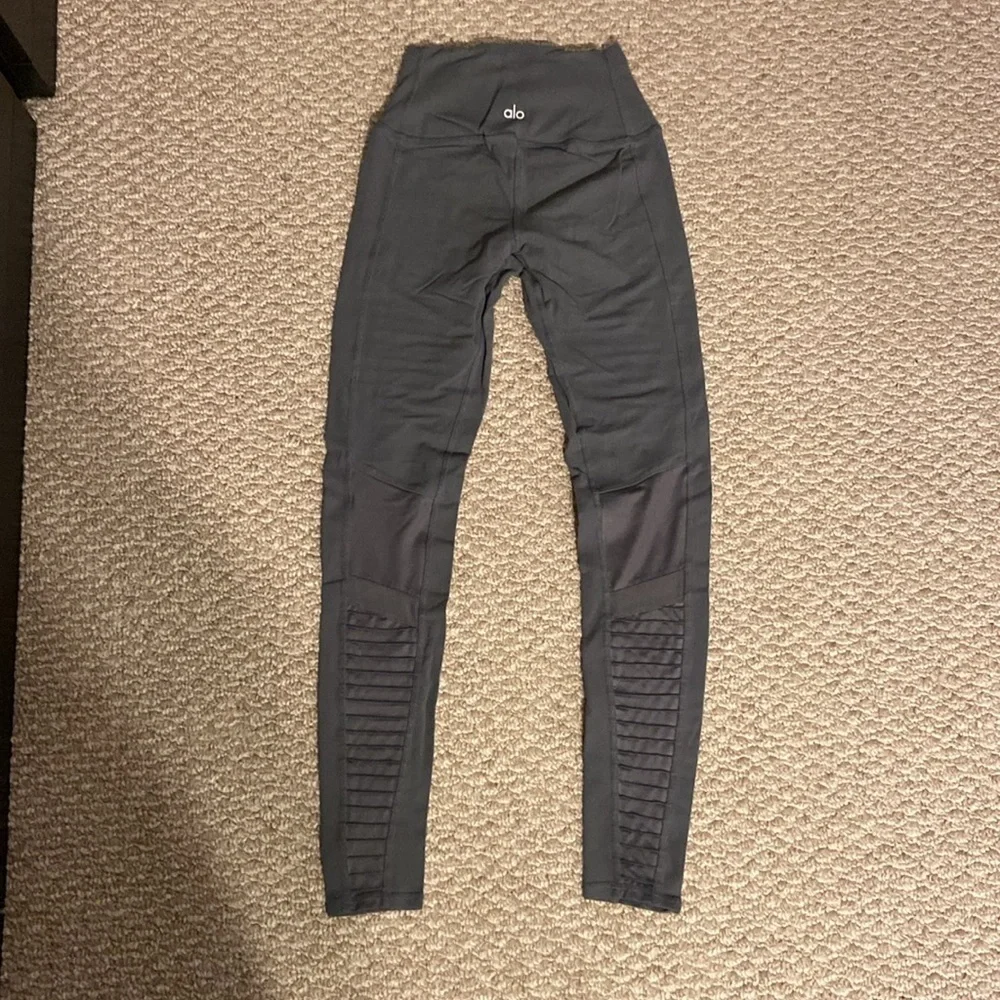 Alo Yoga moto leggings, high waisted in anthracite, sz XS - Picture 3 of 5